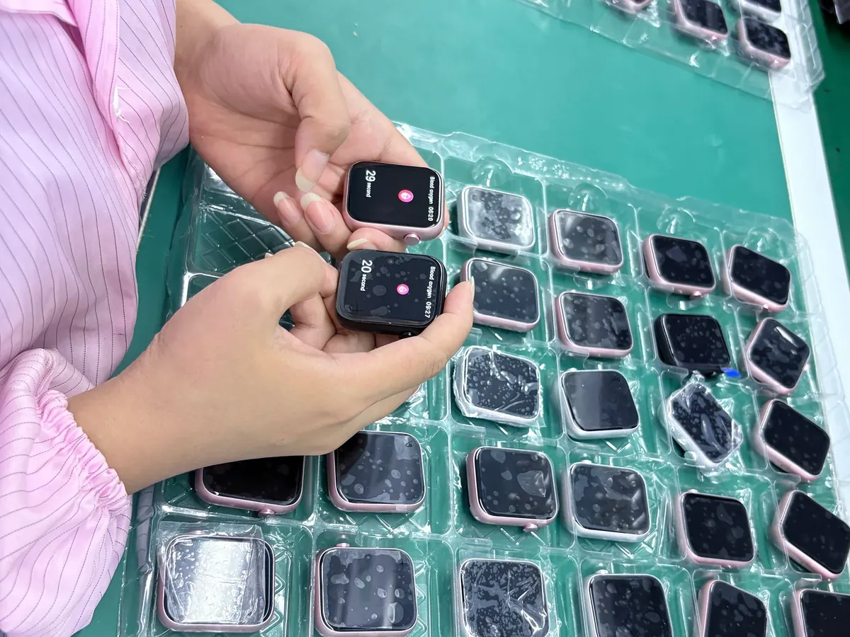 Manual quality inspection of smartwatches in trays